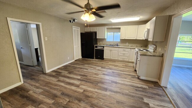Building Photo - 453 Solona St