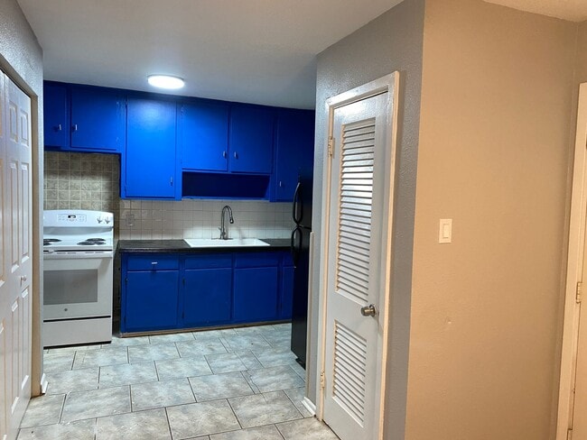 Building Photo - 3 bed, 1 bath, carport