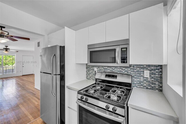 Building Photo - 800 W 42 St