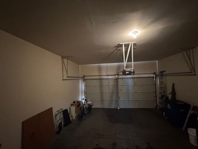 Building Photo - Beautiful 3-Bedroom Townhome in Gated Hend...