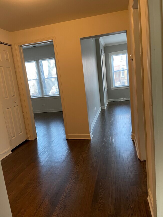 Building Photo - 3547 W Dickens Ave