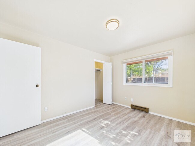 Building Photo - Single Family Home minutes from Los Alamos...