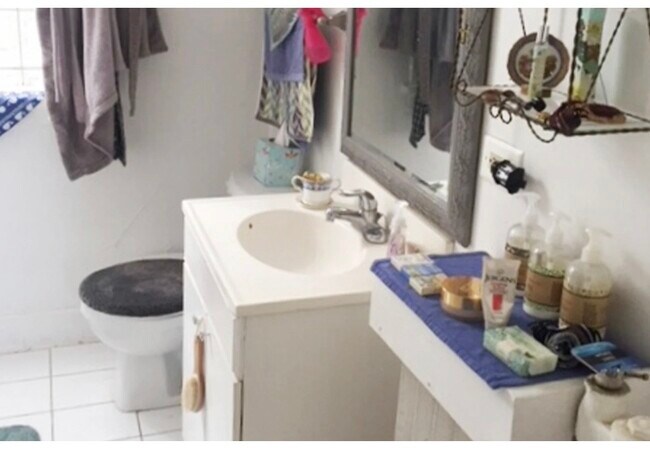 Building Photo - 733 Elm St