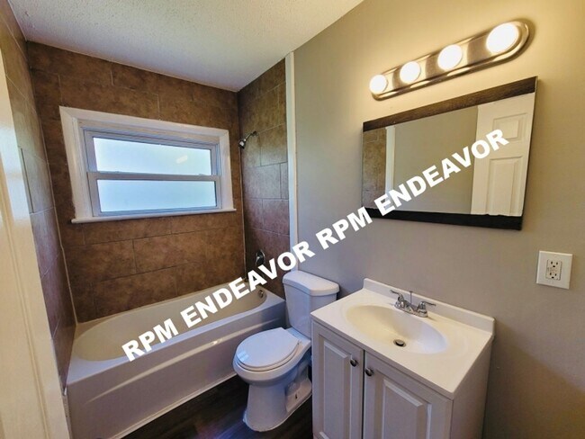 Building Photo - 3 Bed 1 Bath. Move in Ready!