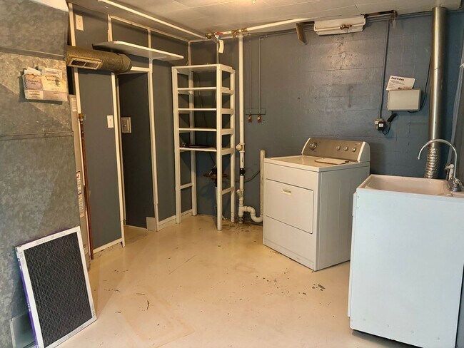 Building Photo - 3 bedroom 2 bath home centrally located!