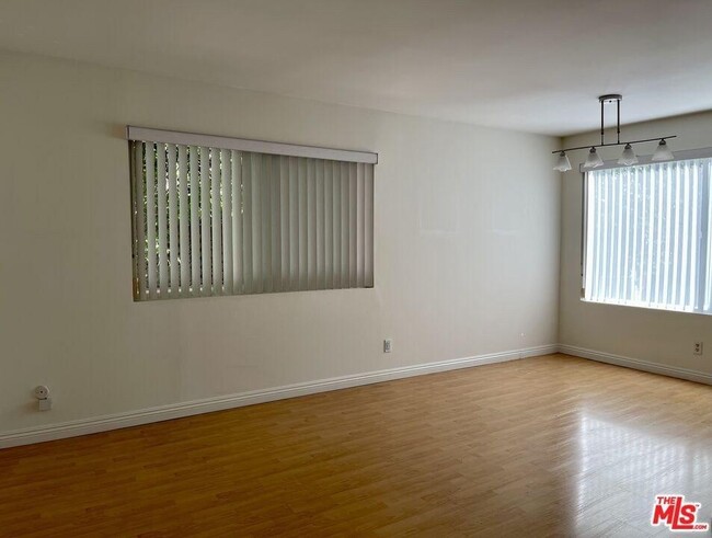 Building Photo - 972 Larrabee St
