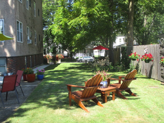 Side yard - 1107 State St