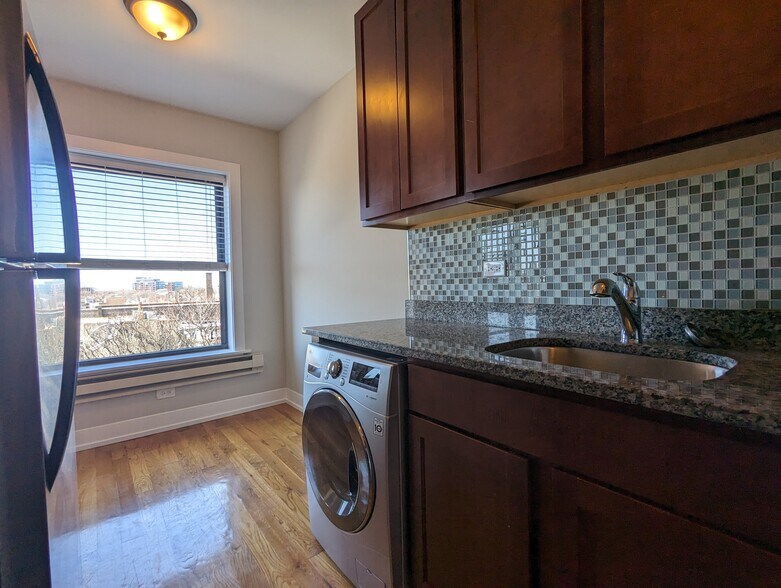 Building Photo - 560 W Arlington