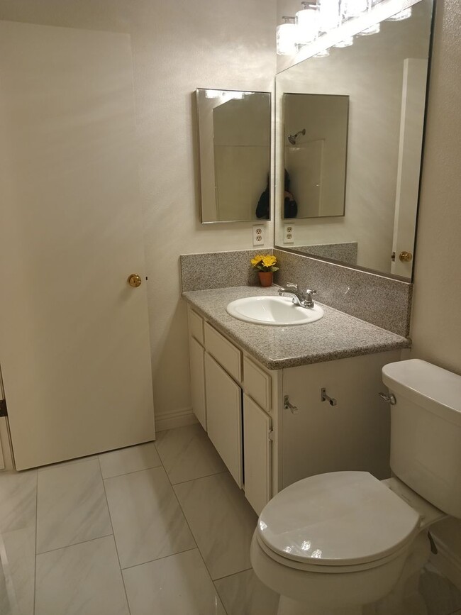 Building Photo - Stylish, Secure, and Pet-Friendly 3-Bedroo...
