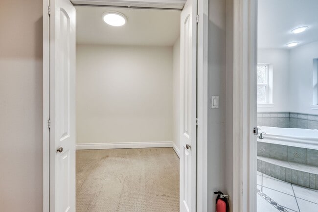 Building Photo - Beautiful Spacious Bainbridge Home