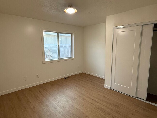 Building Photo - Beautifully remodeled apartment