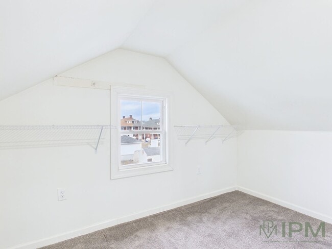 Building Photo - Charming 2 Bedroom Located in Central School District Available Now