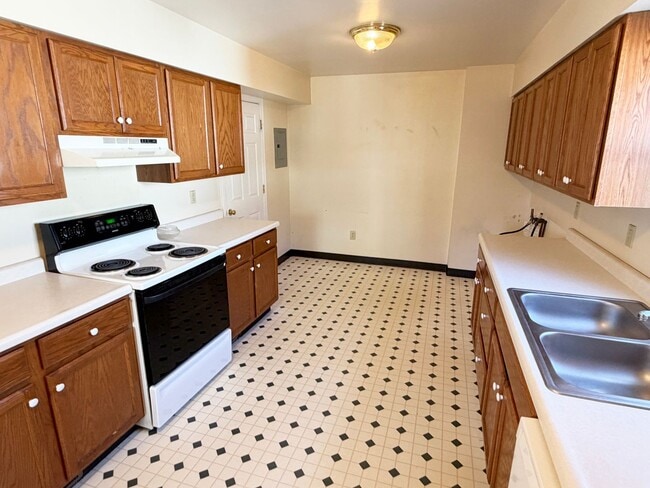 Building Photo - 3-Bedroom, 1-Bath Home with Off-Street Parking