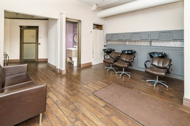 Building Photo - 614-626 W Lake St