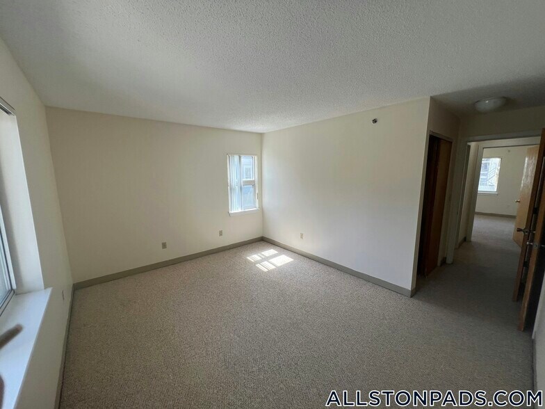 Building Photo - 150 N Beacon St