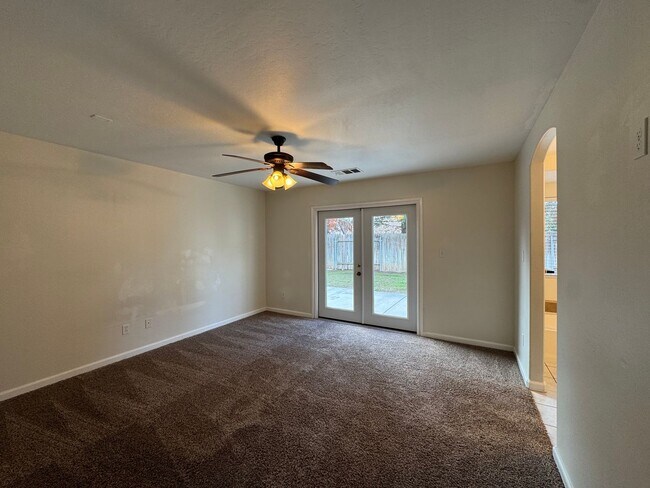 Building Photo - Spacious SW Bakersfield home!