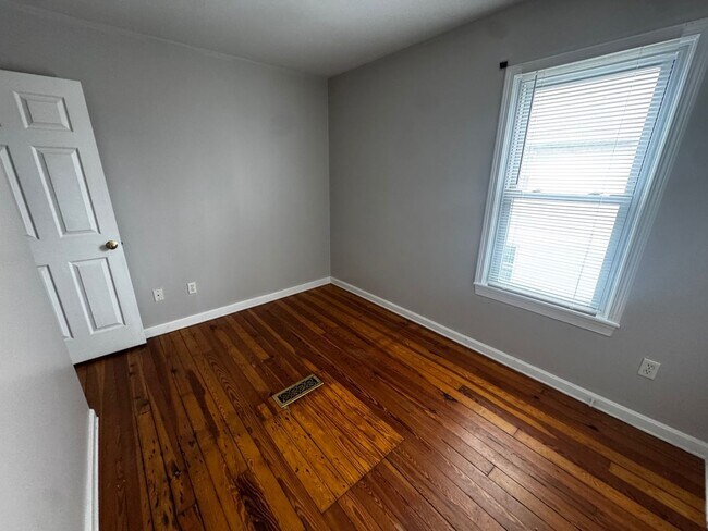 Building Photo - 5103 Gifford Ave