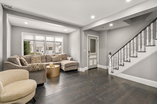 Building Photo - 133 Nichols St