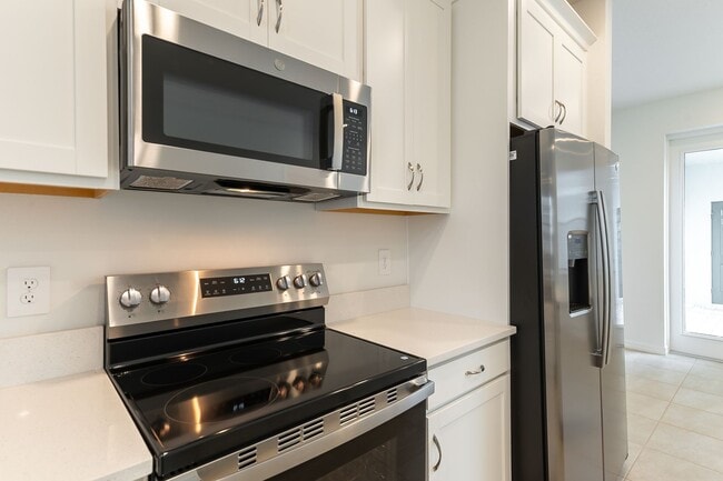 Building Photo - Beautiful Modern Town Home with Water Fron...