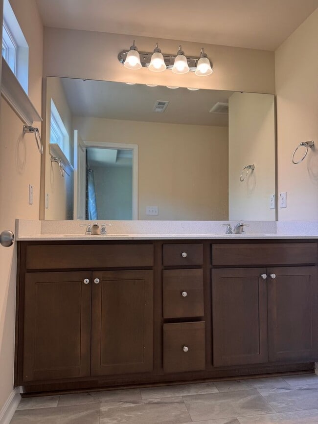 Building Photo - 3BR 2.5BA Townhome
