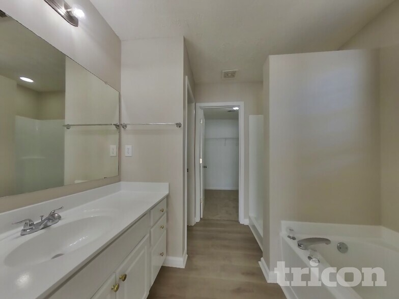 Building Photo - 6844 Bridgewood Dr