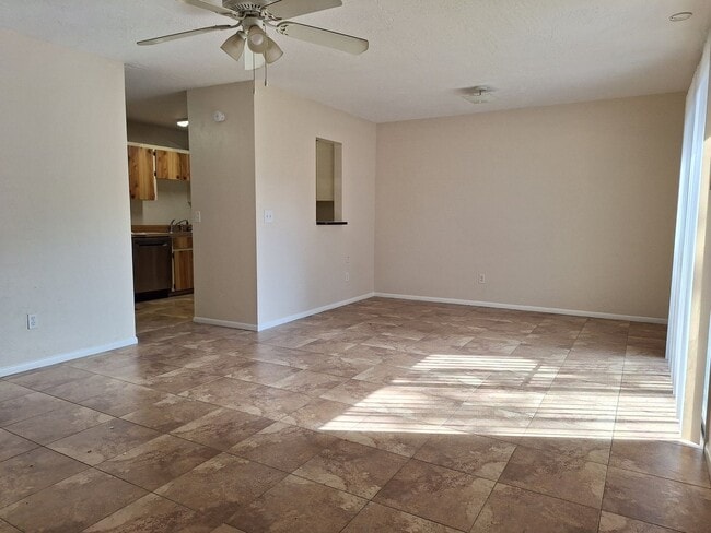 Building Photo - 2BR 2BA 1 CAR GARAGE DUPLEX