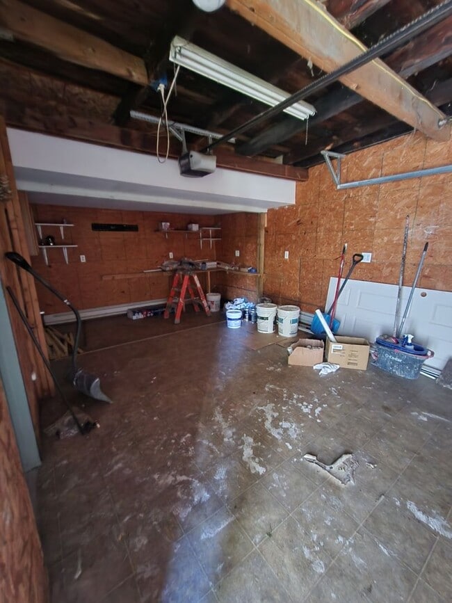 Building Photo - Three Bedroom Single Family Home!