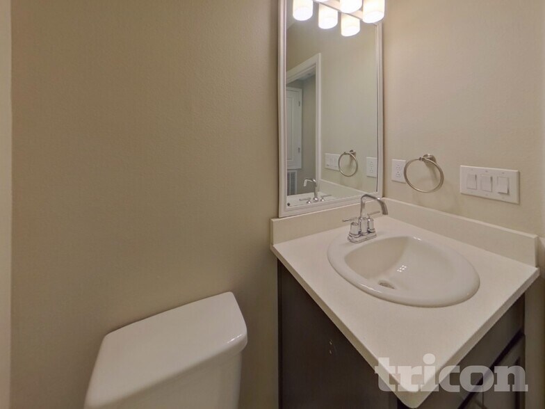 Building Photo - 220 Garnet Ave