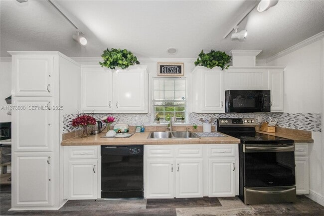 Building Photo - 755 N Quebrada St