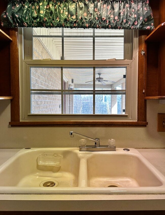 Building Photo - 3 Bedroom