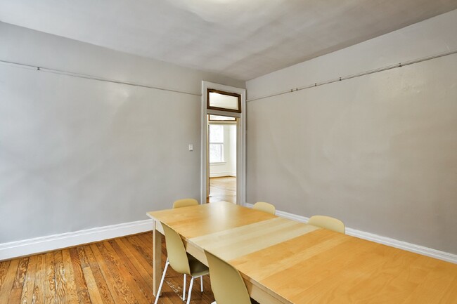 Building Photo - Charming 3-Bed Unit Near The Grove with Mo...