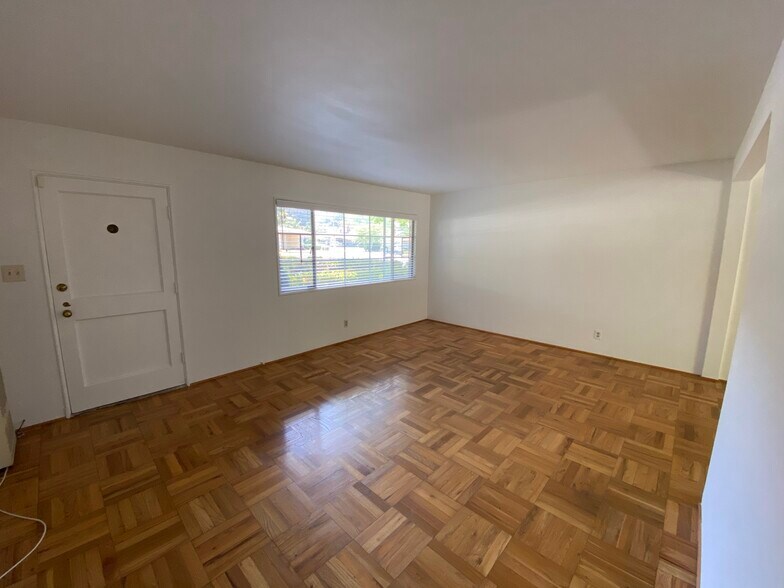 Living room - 5414 Village Grn