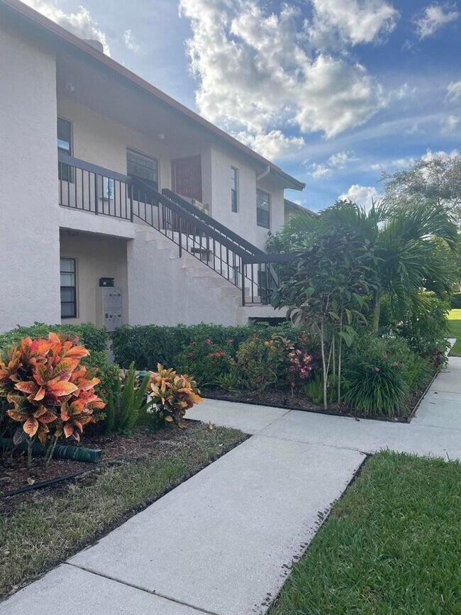 Building Photo - 9299 Vista Del Lago