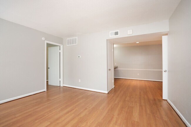 Building Photo - For Lease | 2 Bed, 2 Bath | 925 Sq Ft | La...