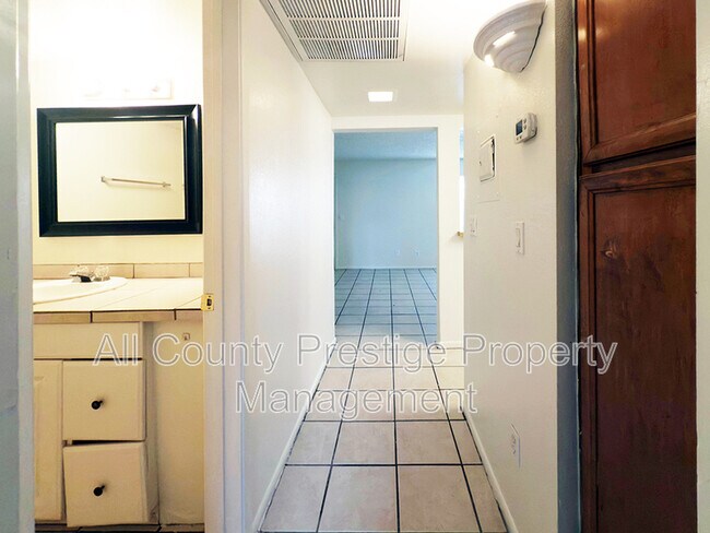 Building Photo - 1831 W Mulberry Dr