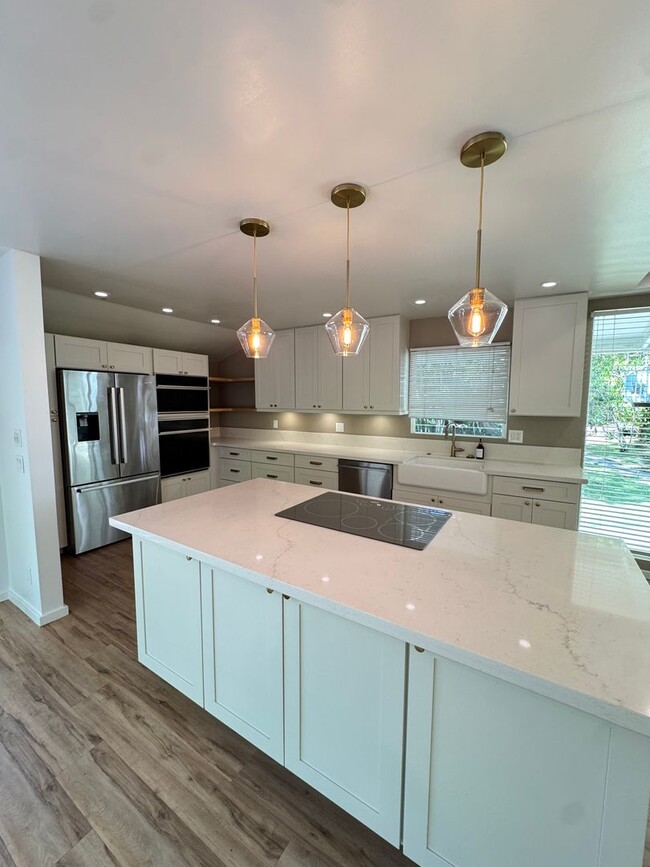 Building Photo - 3 BED, 2 BATH, 2 Parking with AC- Kalani I...