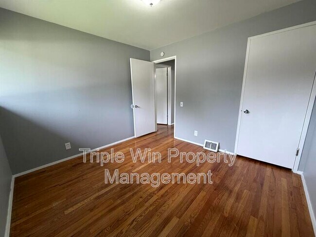 Building Photo - 10319 Varnum Dr