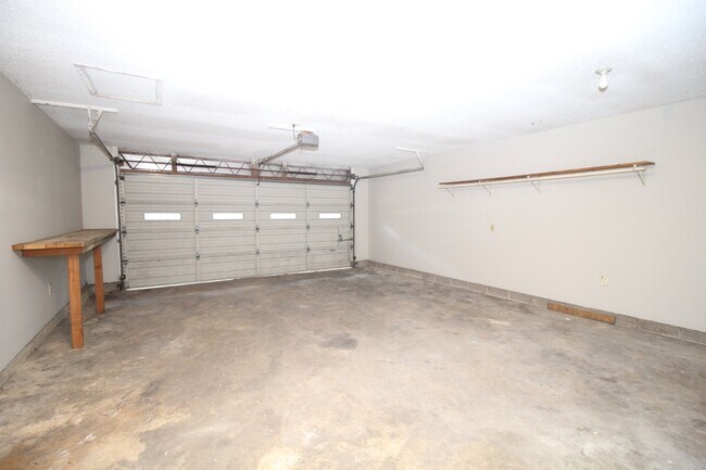 Building Photo - 3 bed 2 bath home with 2 car garage and Fl...