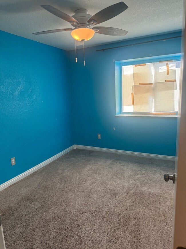 Building Photo - Very Spacious! 3Bed/2.5Bath w/solar panels! Close to Sweetwater Reservoir with plenty of trails!