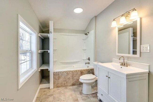 Building Photo - 3 Bedroom 1.5 Bathroom House in Lorain