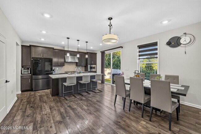 Building Photo - 319 Tulip Ct
