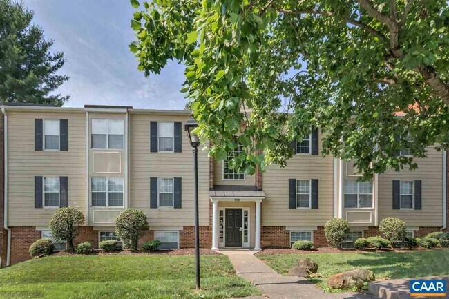 Building Photo - 1221 Villa Ln