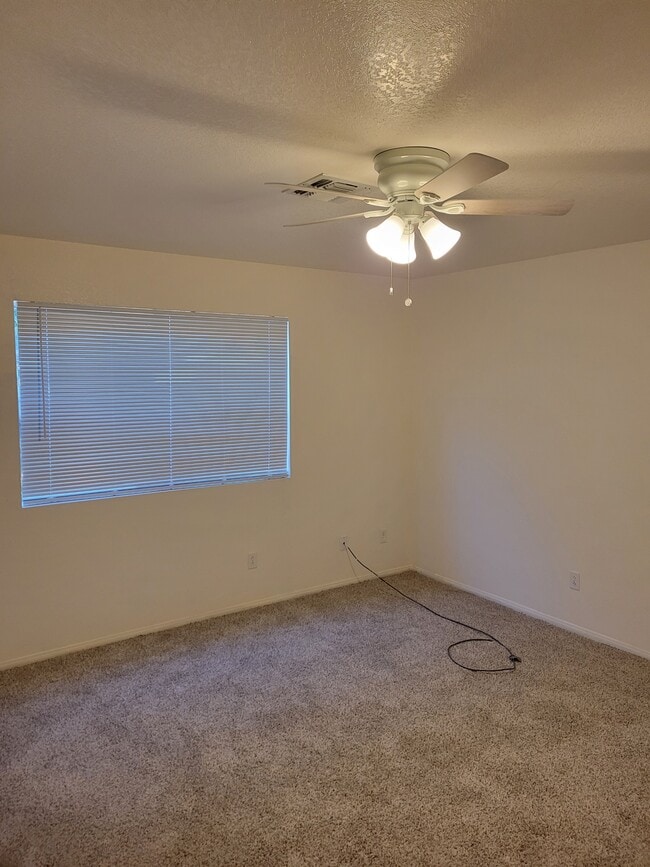 Building Photo - 9912 N La Jolla Dr