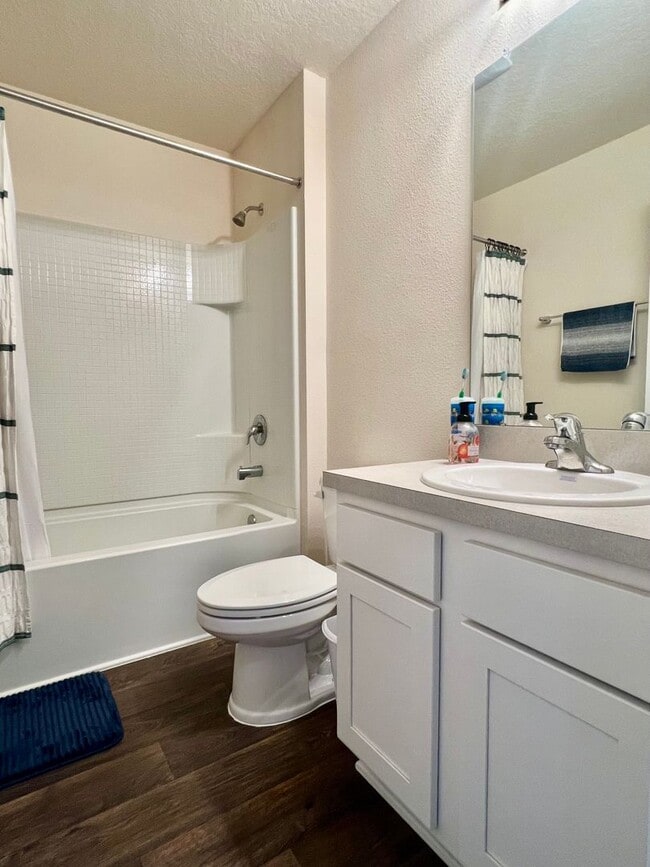 Building Photo - Available 11/1/24 Three bedroom two bath h...