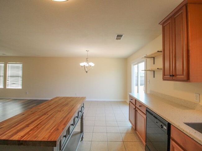Building Photo - Modern and updated home in desirable East ...