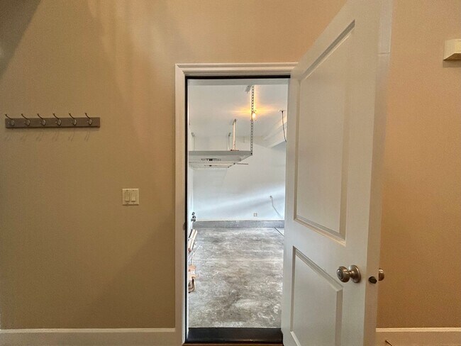 Building Photo - Gorgeous 4 Bed, 2.5 Bath Tuscany Home!