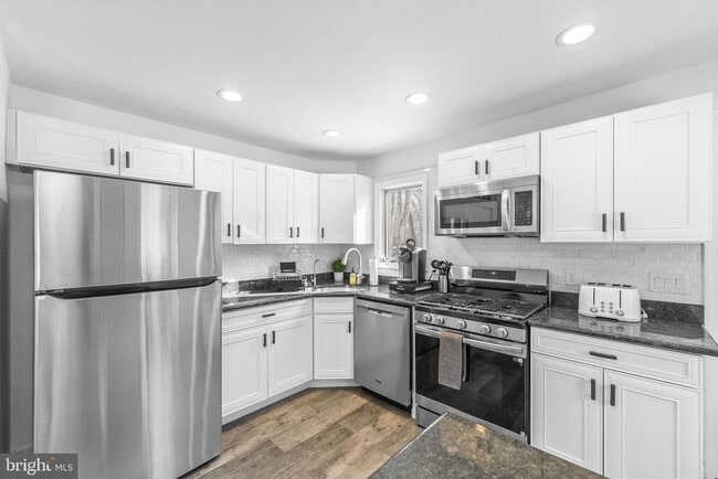 Building Photo - 191 Lakeshore Dr