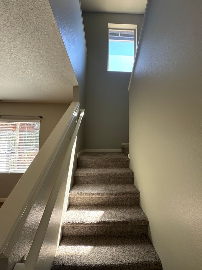 Building Photo - Beautiful 3 bedroom with bonus loft area i...