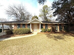 Building Photo - ** 4 Bed 2 Bath located close to Jefferson Davis High ** Call 334-366-9198 for a self showing