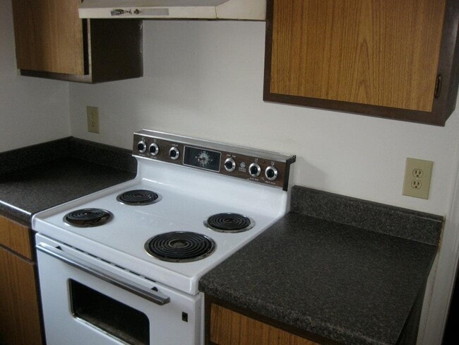 Building Photo - 3 bed 2 bath duplex for rent near I-240 and Western, close to everything!